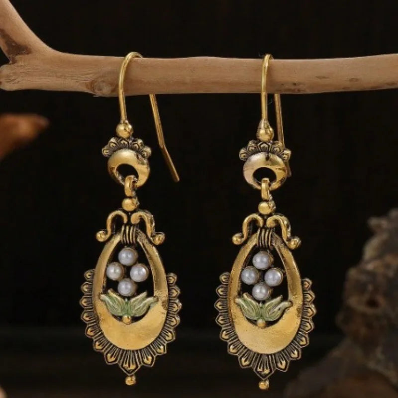 Romantic Gold Earring for Special Moments