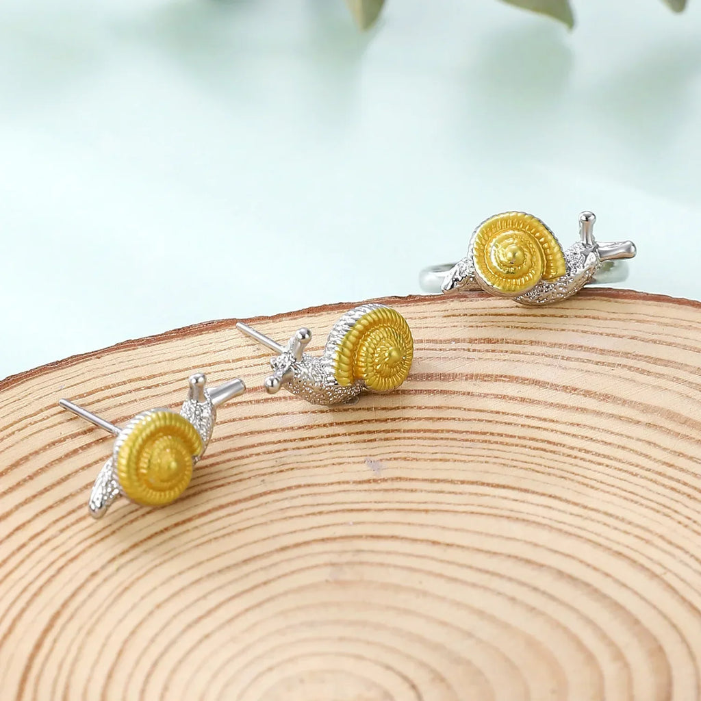 Classic Gold Earring with Timeless Appeal