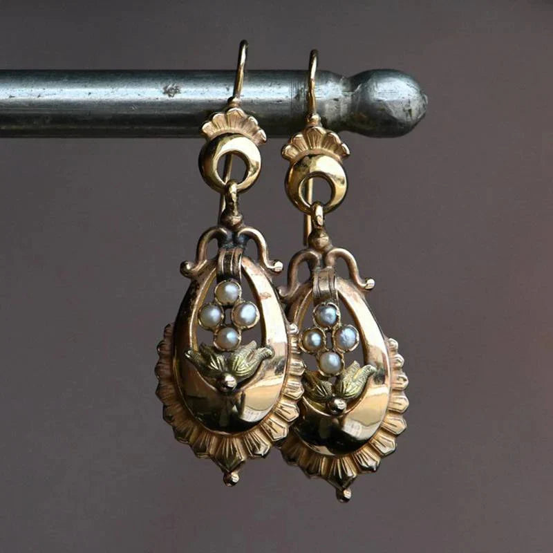 Classic Gold Earring with Timeless Appeal
