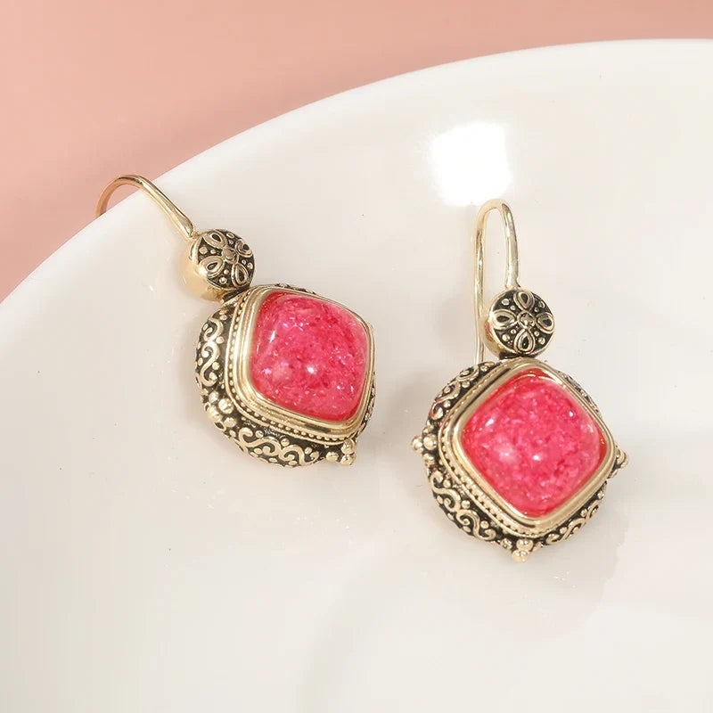 Charming Gold Earring for Any Occasion