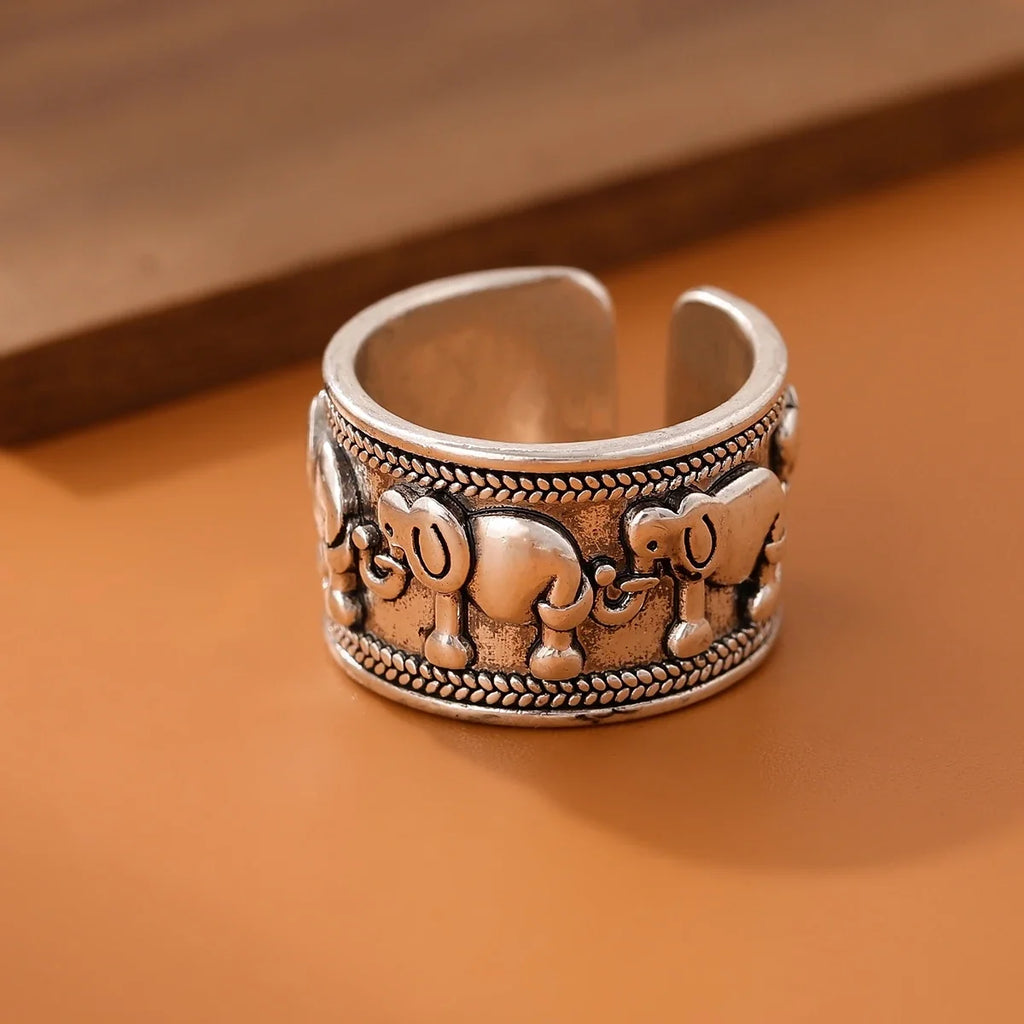 Classic Silver Ring with Timeless Appeal
