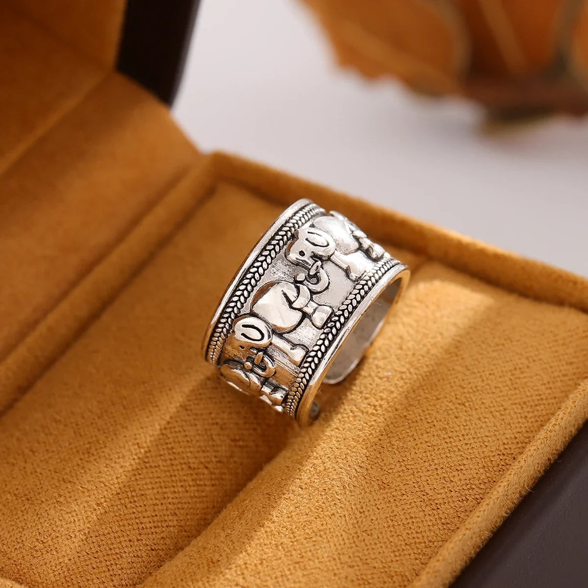 Classic Silver Ring with Timeless Appeal