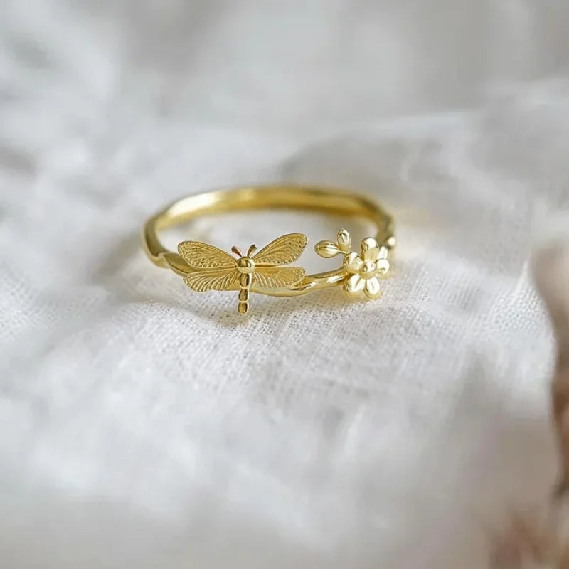 Classic Gold Ring with Timeless Appeal