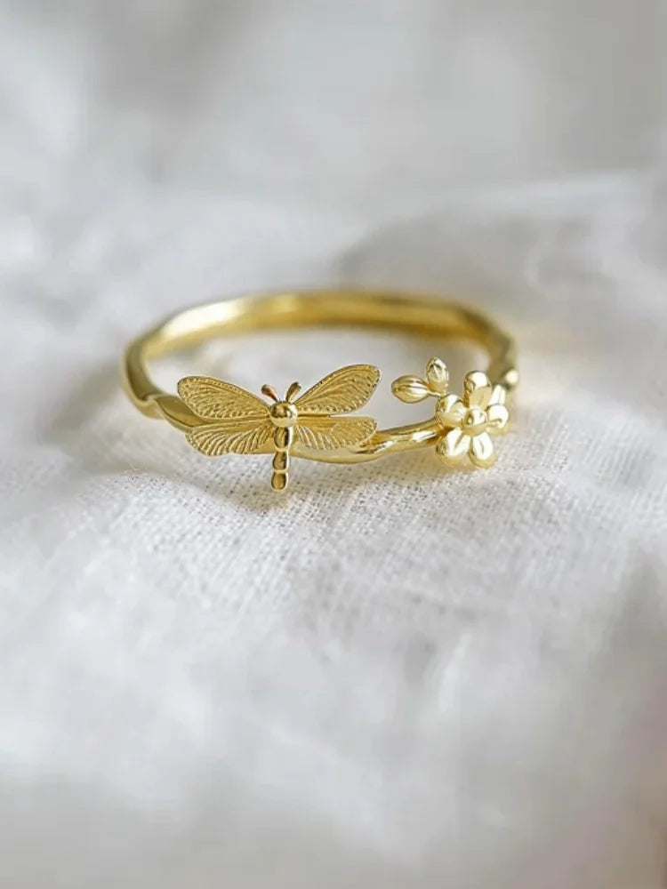 Classic Gold Ring with Timeless Appeal