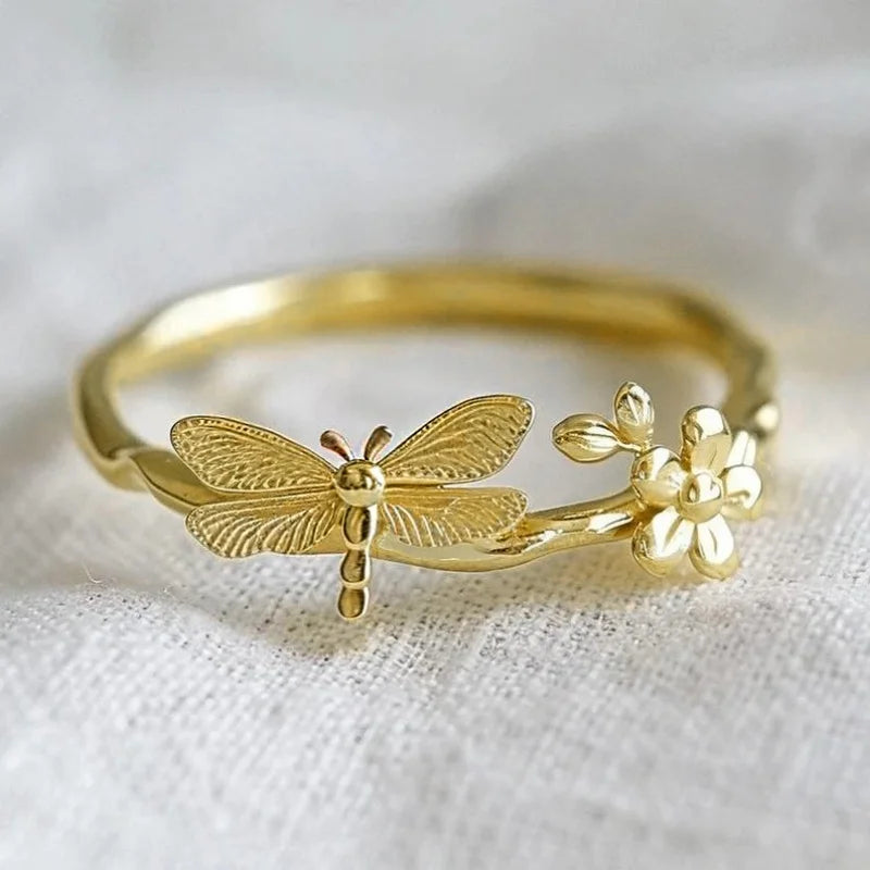 Classic Gold Ring with Timeless Appeal