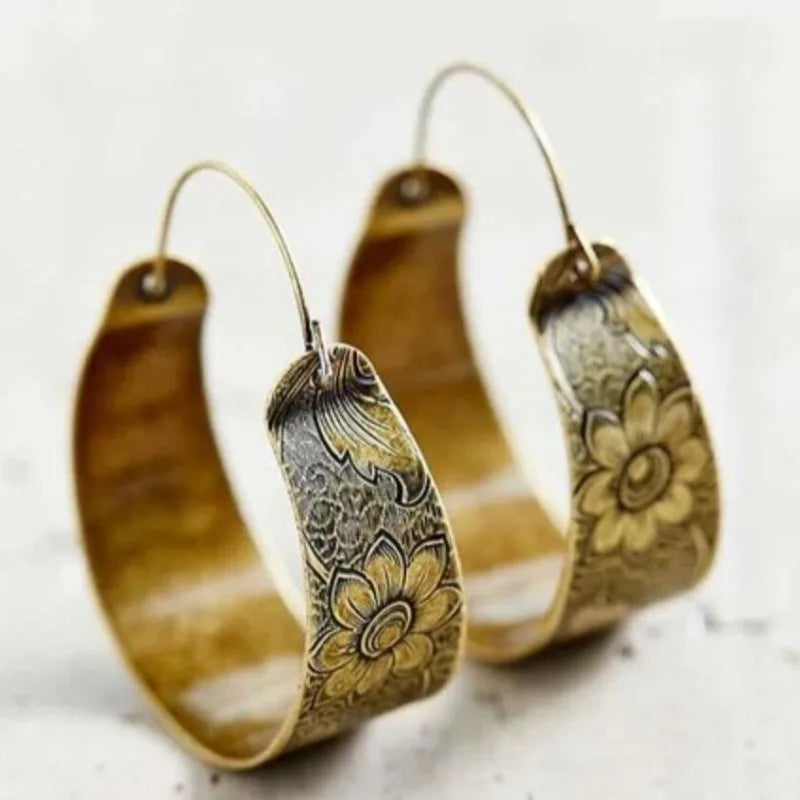 Charming Gold Earring for Any Occasion