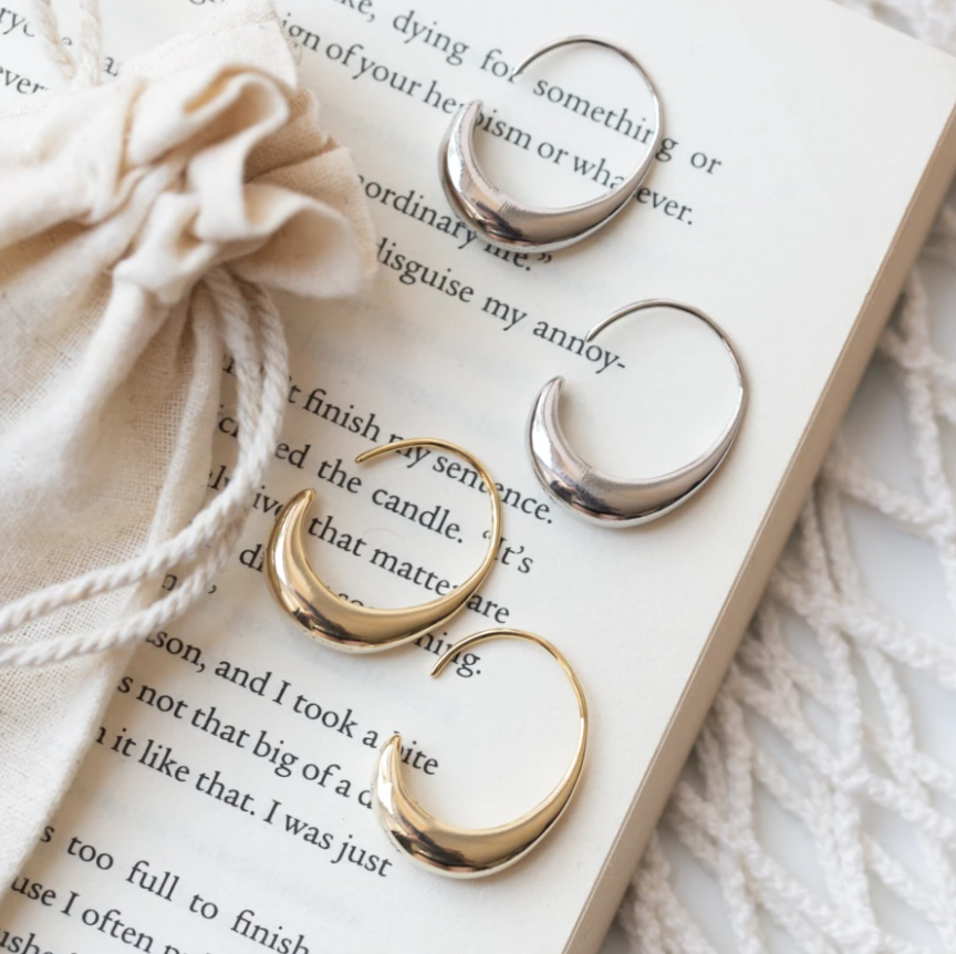 Romantic Gold Earring for Special Moments