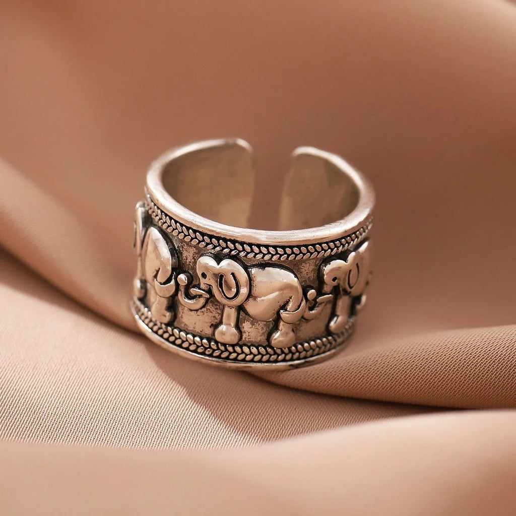 Classic Silver Ring with Timeless Appeal