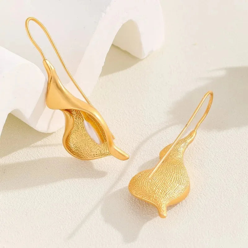 Charming Gold Earring for Any Occasion