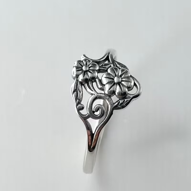 Classic Silver Ring with Timeless Appeal