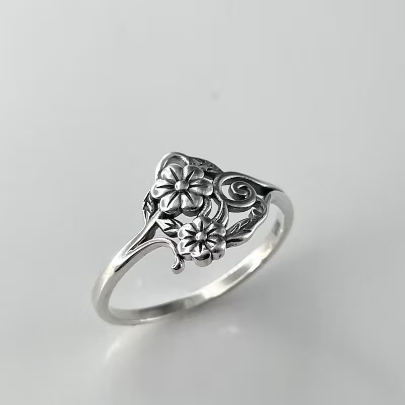 Classic Silver Ring with Timeless Appeal