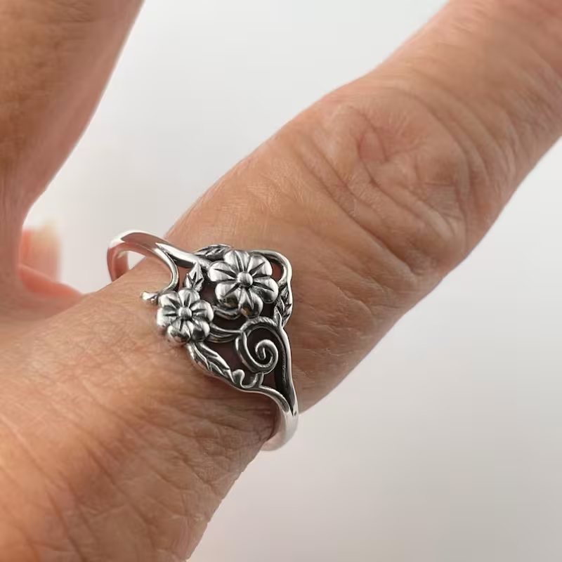Classic Silver Ring with Timeless Appeal