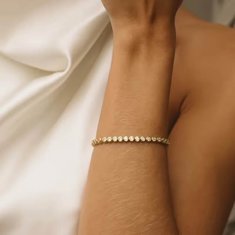 Romantic Gold Bracelet for Special Moments