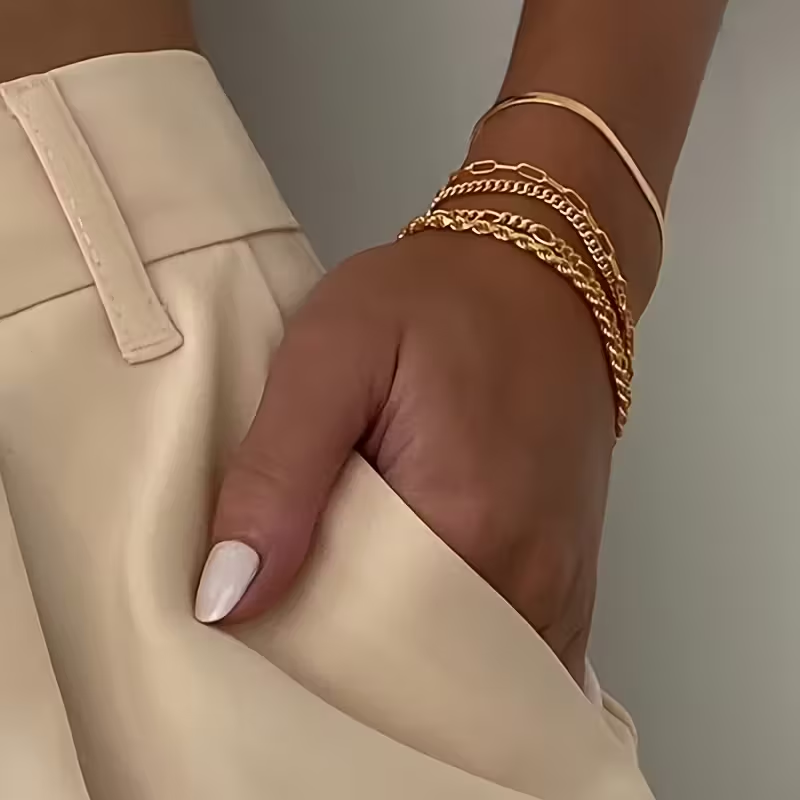 Romantic Gold Bracelet for Special Moments