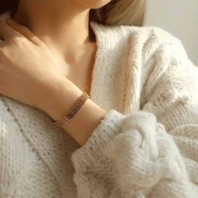 Classic Gold Bracelet with Timeless Appeal