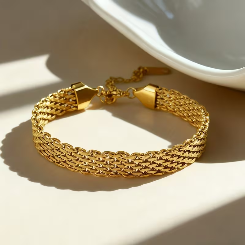 Classic Gold Bracelet with Timeless Appeal