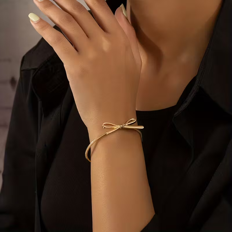 Romantic Gold Bracelet for Special Moments
