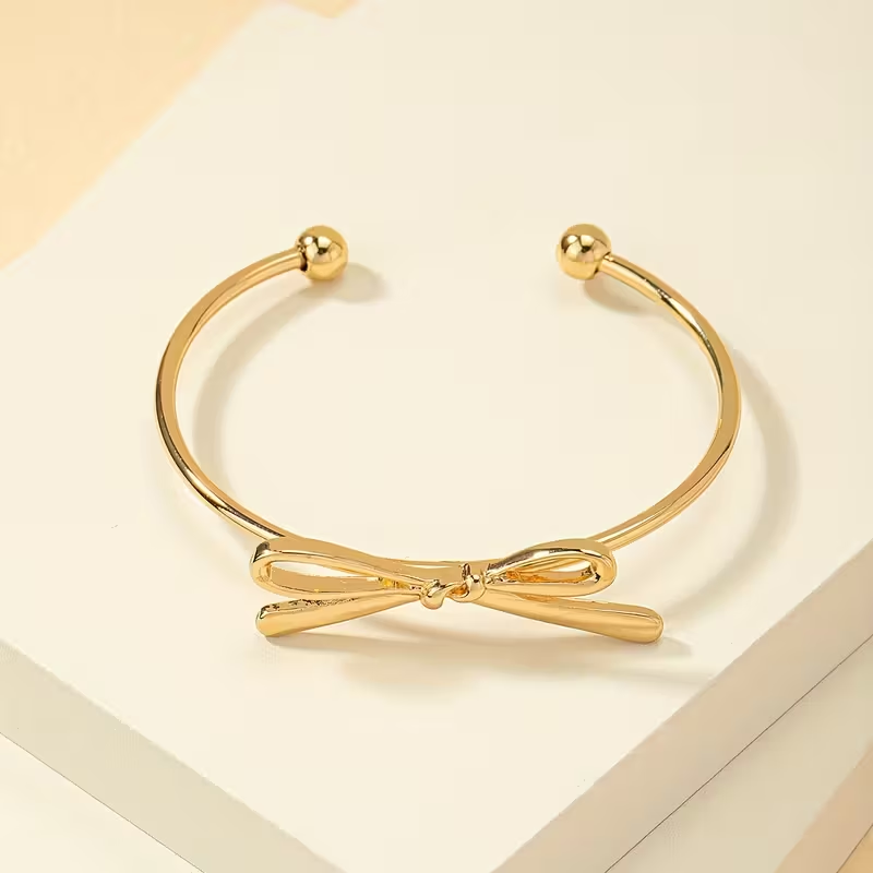 Romantic Gold Bracelet for Special Moments
