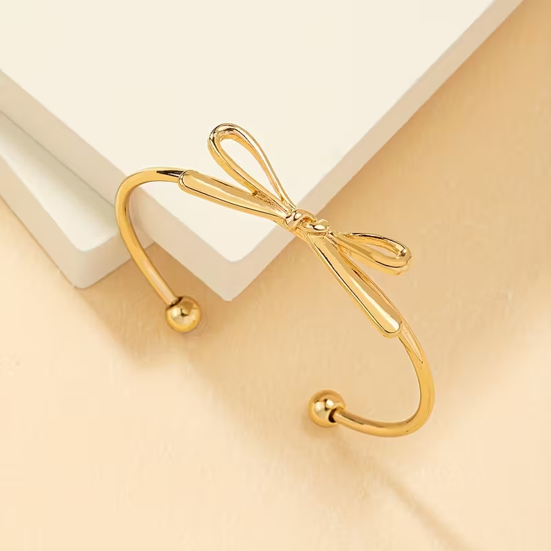 Romantic Gold Bracelet for Special Moments