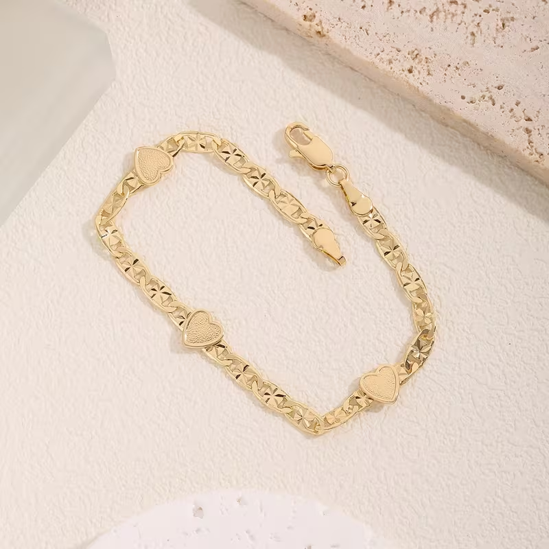 Classic Gold Bracelet with Timeless Appeal