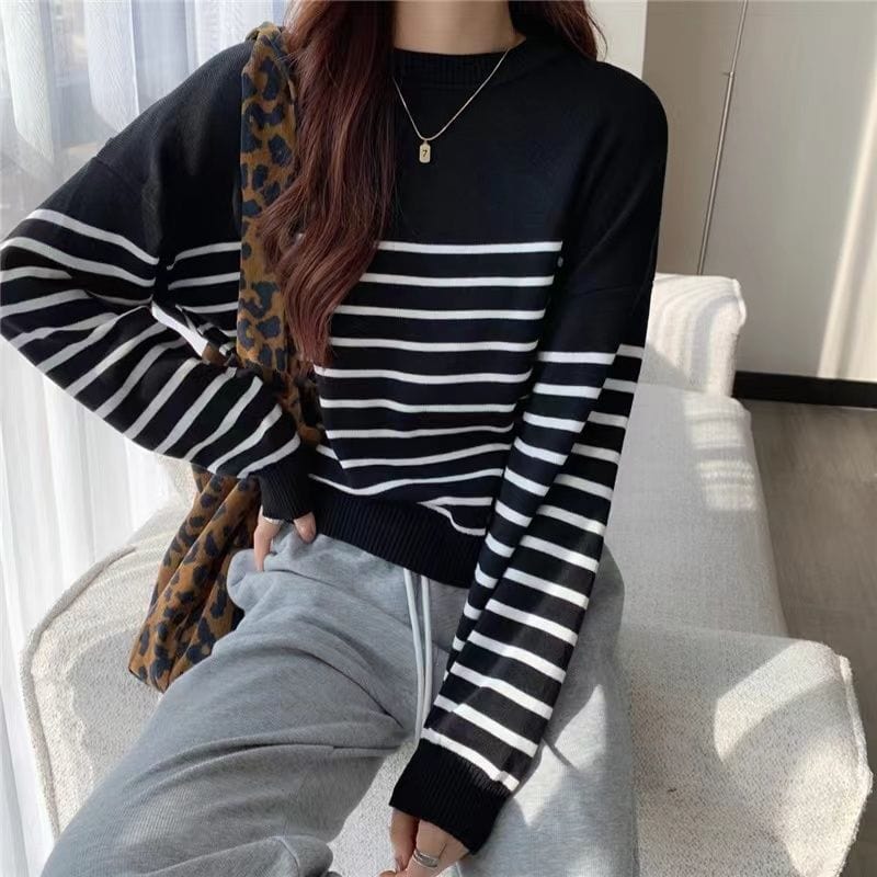 JO | Solid round neck sweater