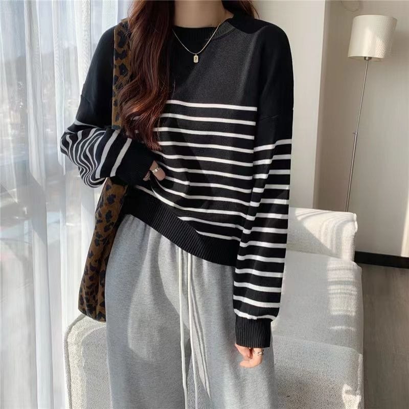 JO | Solid round neck sweater